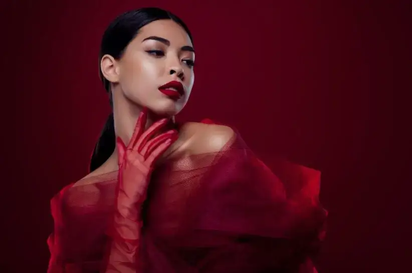 Jaką bluzkę do bordowych spodni wybrać, by wyglądać stylowo?