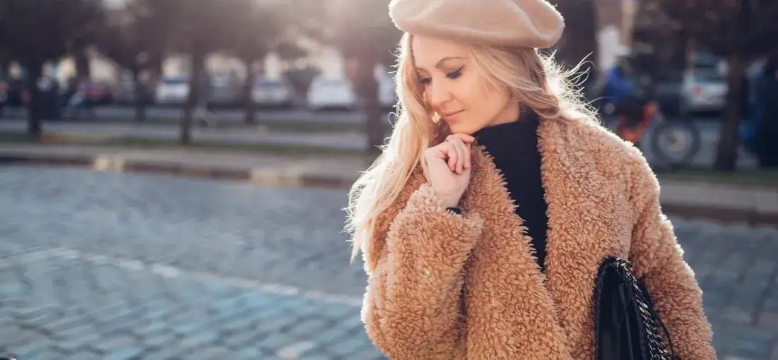 Stylizacje z płaszczem miś – 6 pomysłów na modny look na każdą okazję