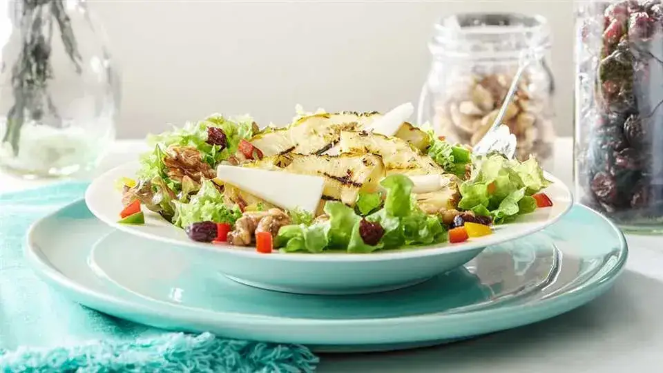 Pyszne sałatki z kozim serem, które zachwycą Twoje podniebienie