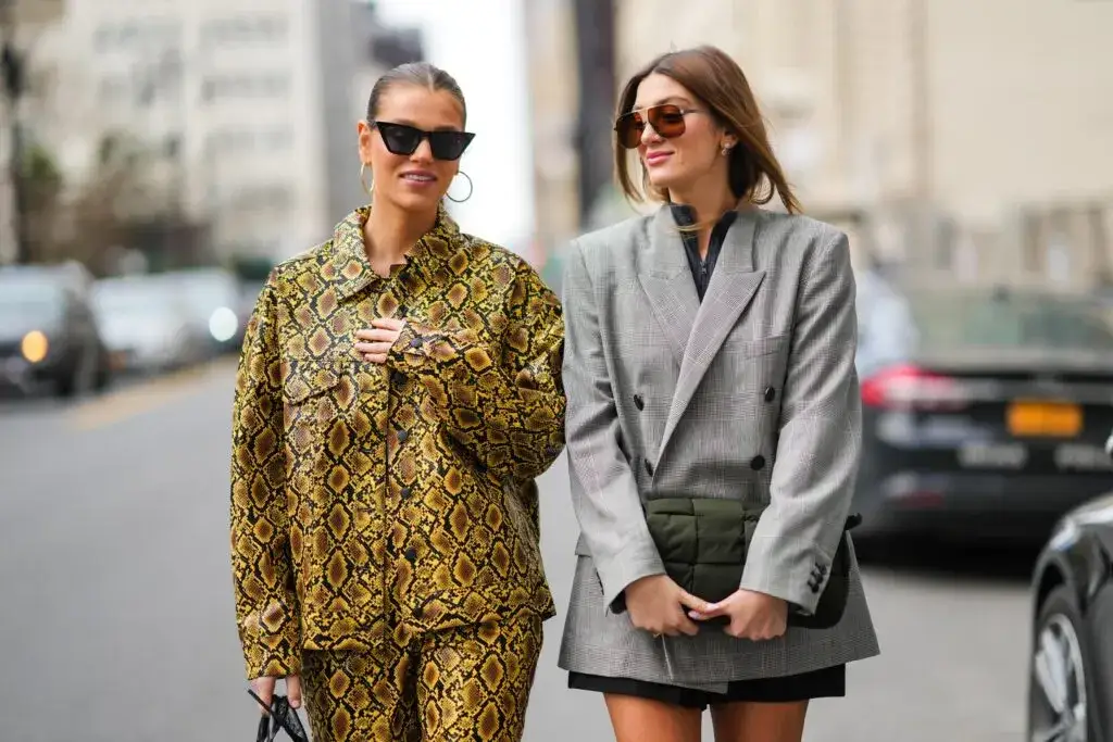 Jak nosić długą marynarkę damską – stylizacje, kolory i dodatki