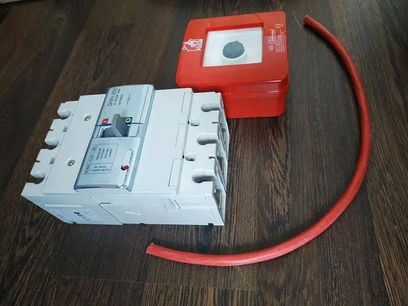 Kiedy wymagany jest przeciwpożarowy wyłącznik prądu w budynkach?