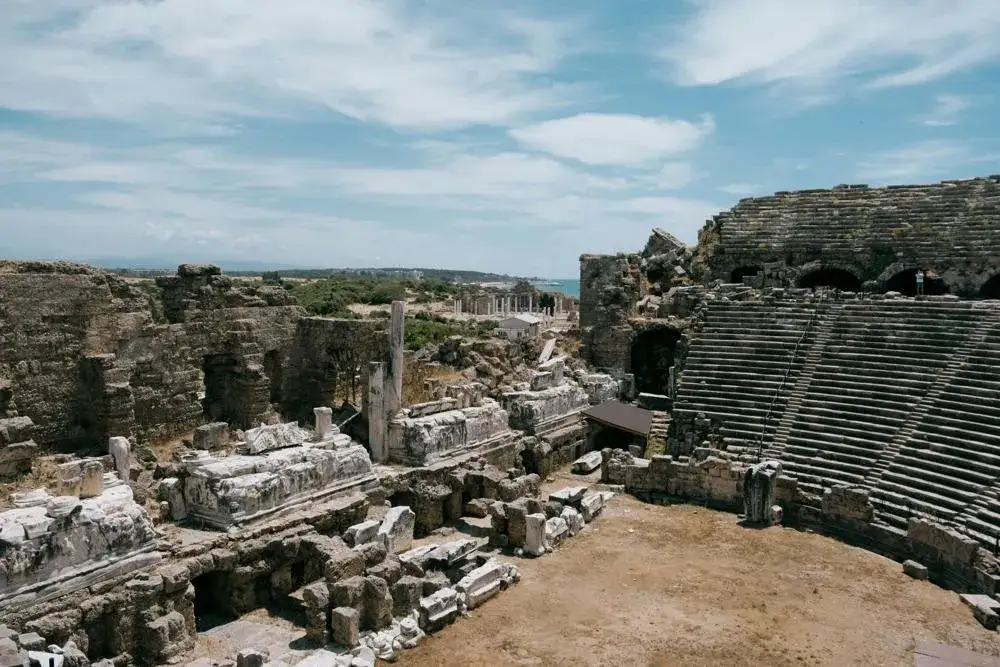 Jakie uroczystości dały początek teatrowi w starożytnej Grecji i ich znaczenie