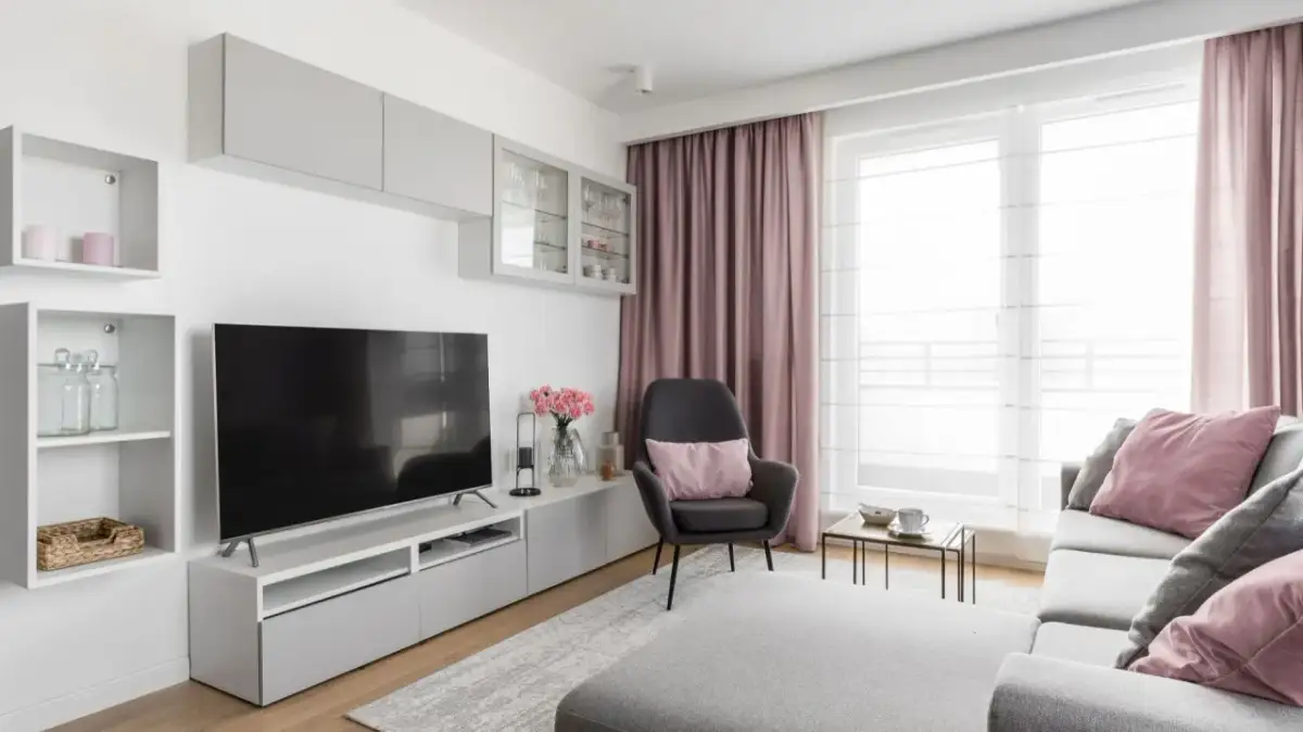 Jakie dodatki wybrać do białych ścian w salonie, aby ożywić przestrzeń?