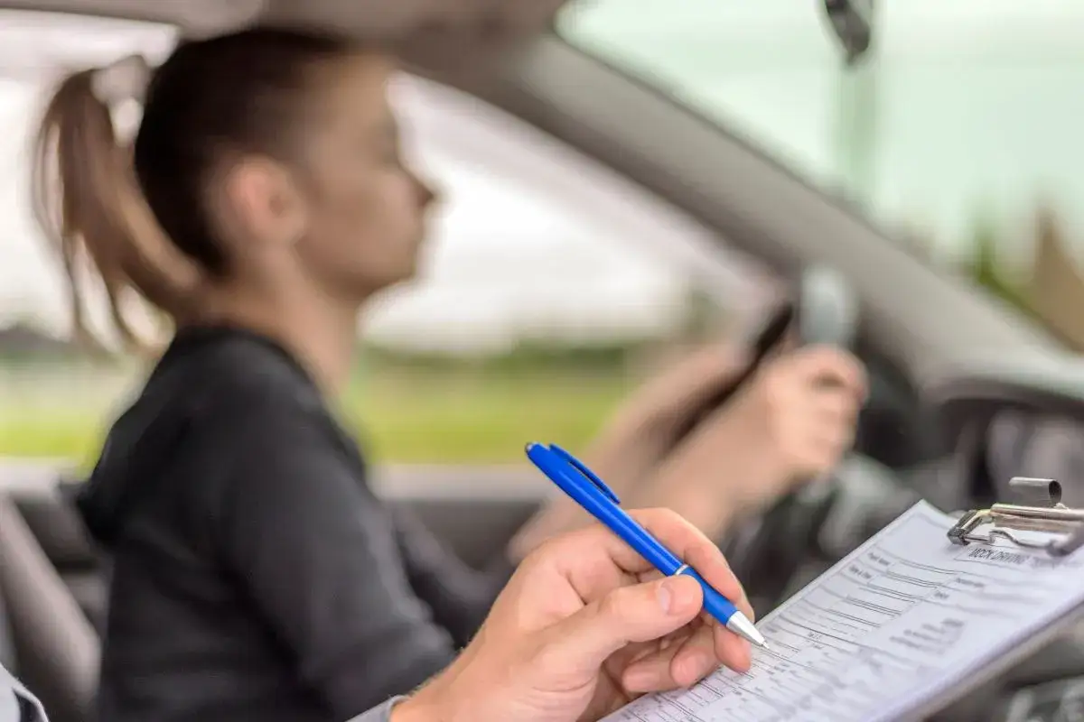 Największe błędy, które kończą egzamin na prawo jazdy i jak ich uniknąć