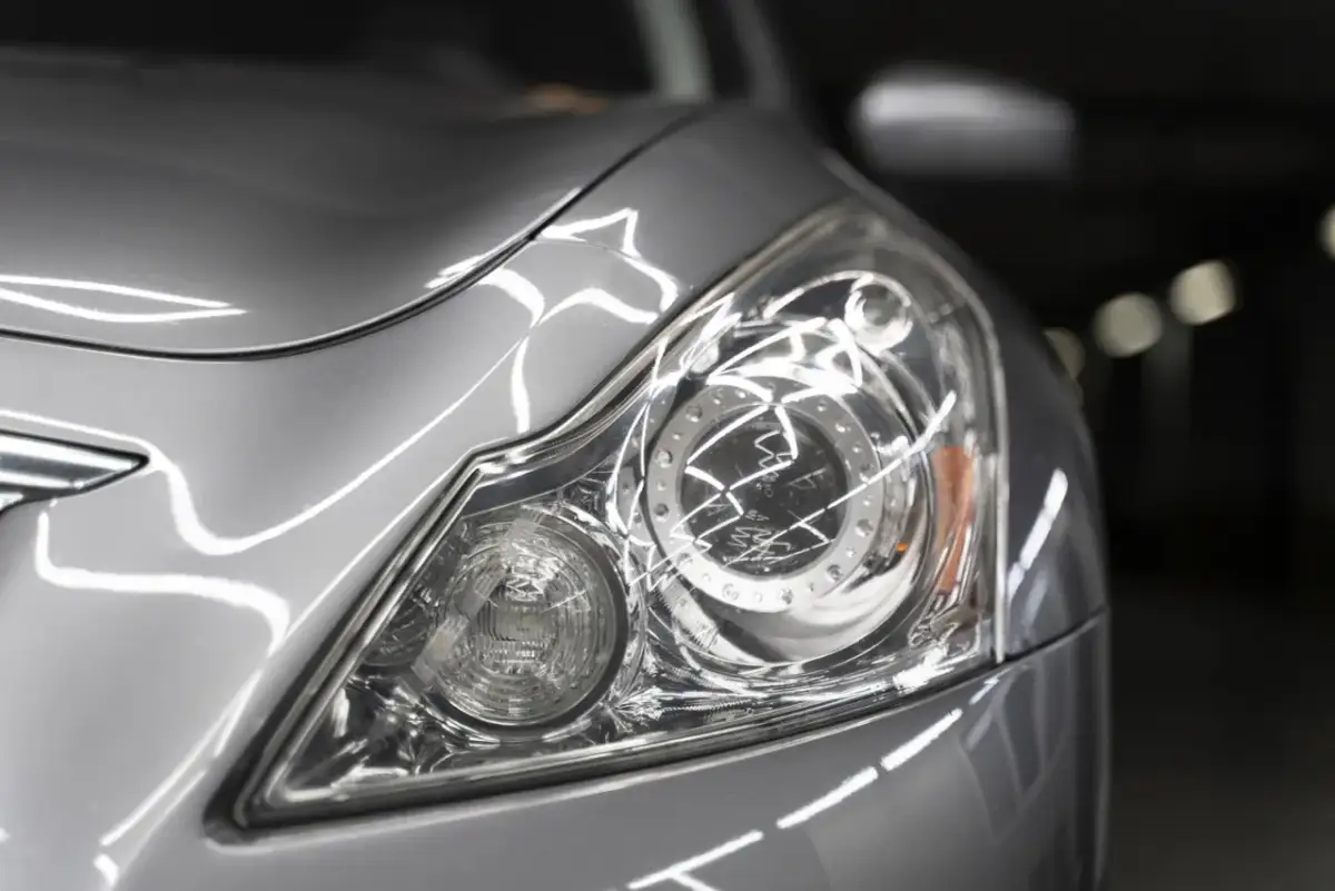 Skuteczne metody na to, czym wyczyścić lampy samochodowe i poprawić widoczność