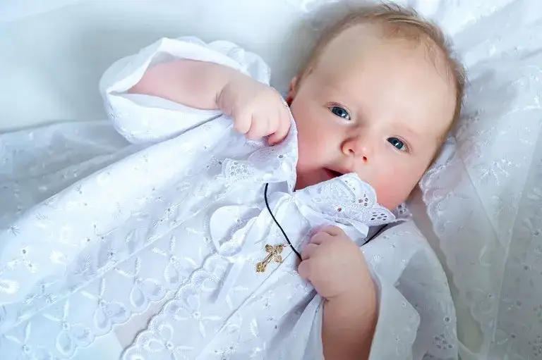 Czego życzyć na chrzest? Piękne i wzruszające życzenia dla dziecka