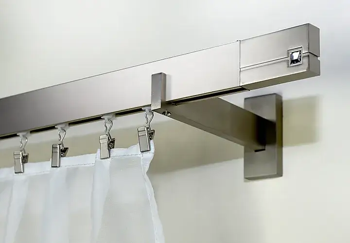 Jaki karnisz do okna tarasowego – uniknij błędów przy wyborze