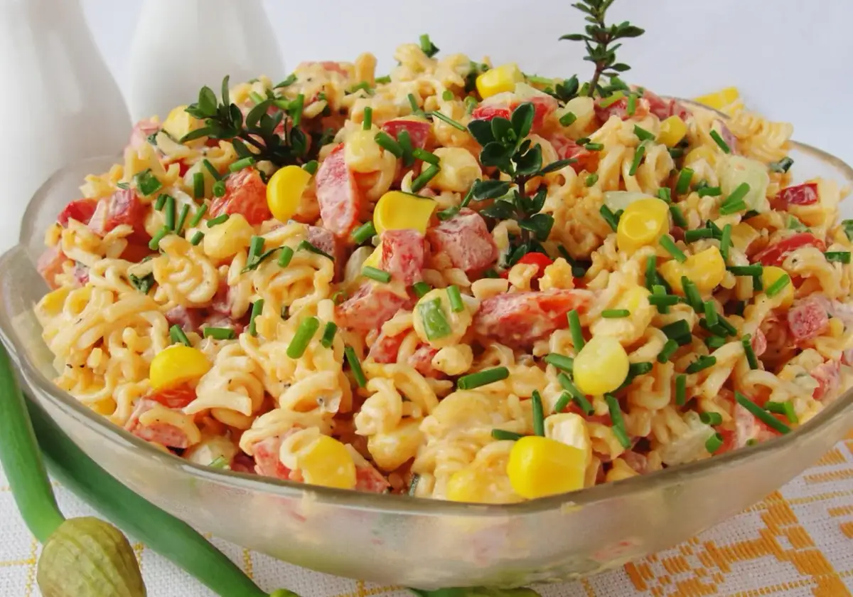 Jak zrobić sałatkę z zupek chińskich w 15 minut - pyszny i prosty przepis