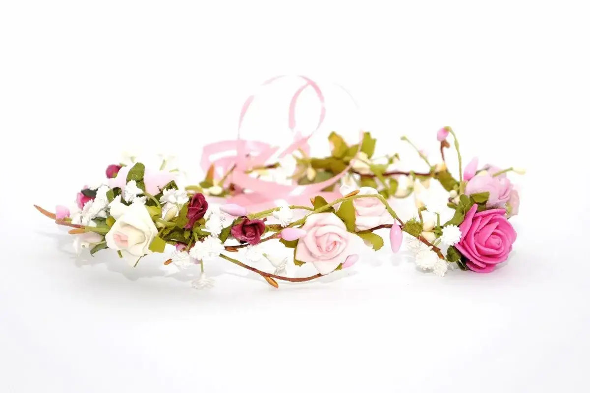 Ozdoby na głowę do ślubu – jak wybrać idealny dodatek dla panny młodej