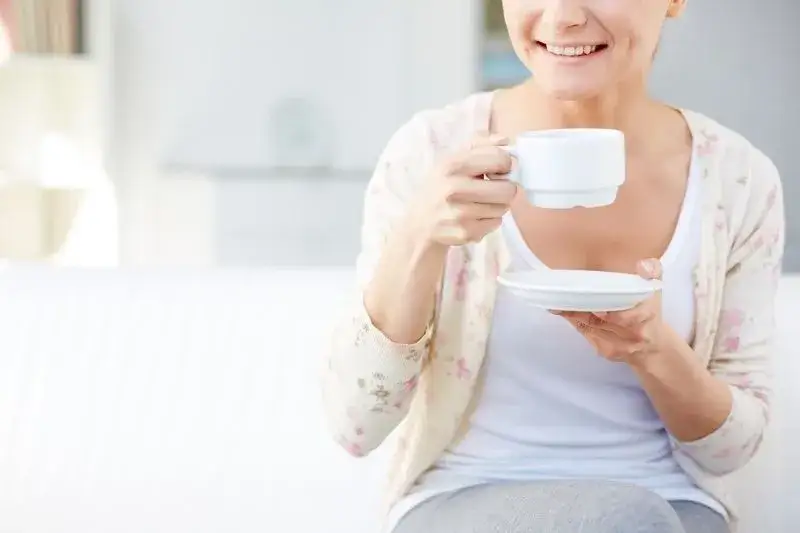 Jaka herbata na wzdęcia? Odkryj skuteczne sposoby na ulgę