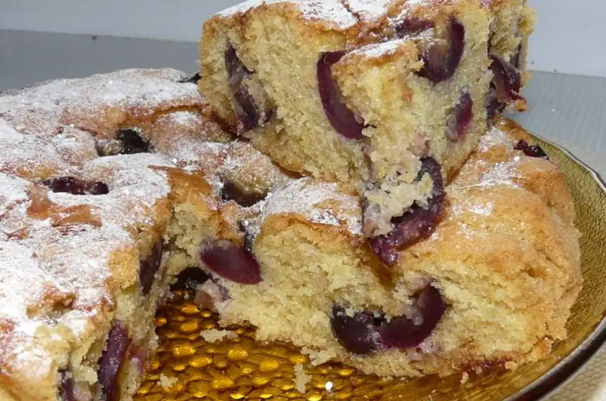Przepis na ciasto z ciemnym winogronem, które zachwyci każdego smakosza
