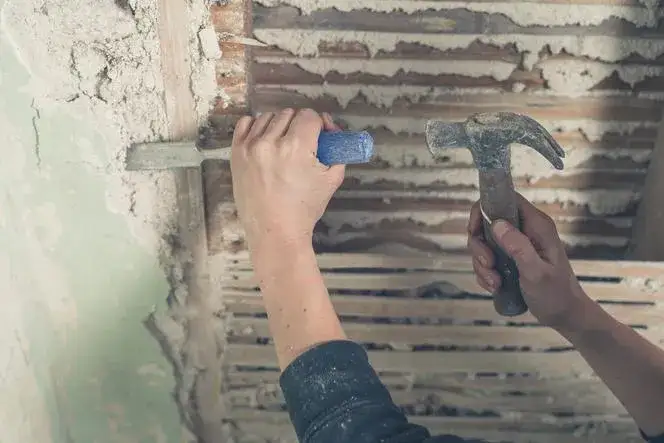 Jak skutecznie zbić tynk do cegły? Poznaj sprawdzone metody i porady