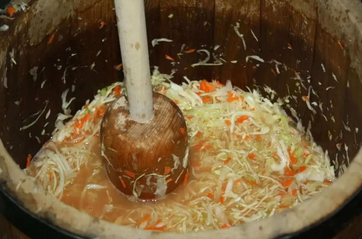 Jak się kisi kapustę w beczce - unikaj najczęstszych błędów i ciesz się smakiem