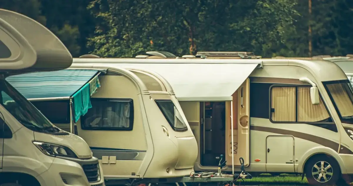 Czy warto kupić przyczepę kempingową? Odkryj zalety i wady tej inwestycji