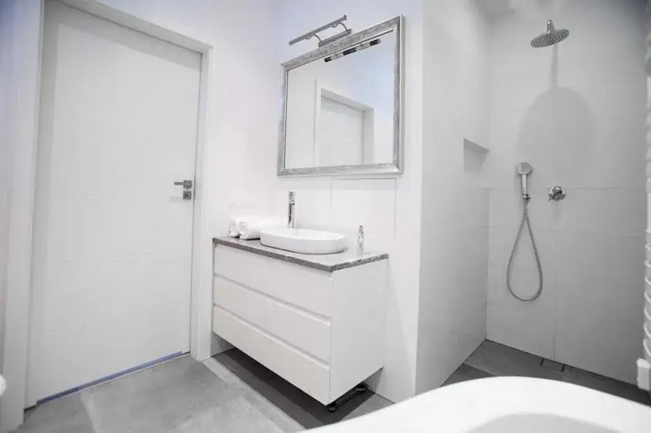 Jaka podłoga do białej łazienki - wybierz idealny materiał dla swojego wnętrza