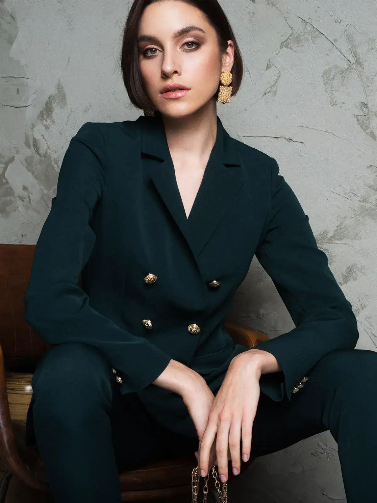 Co ubrać do marynarki damskiej? 7 stylizacji na każdą okazję