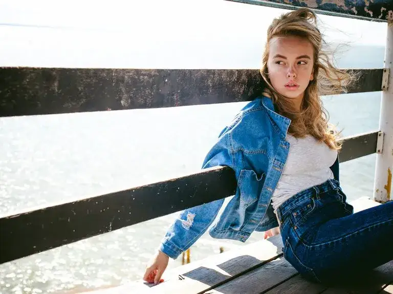 Jaka bluzka do jeansów, aby zawsze wyglądać stylowo i modnie?