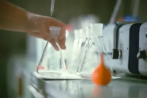 Mefedron kryształ - skutki zdrowotne i ryzyko używania substancji