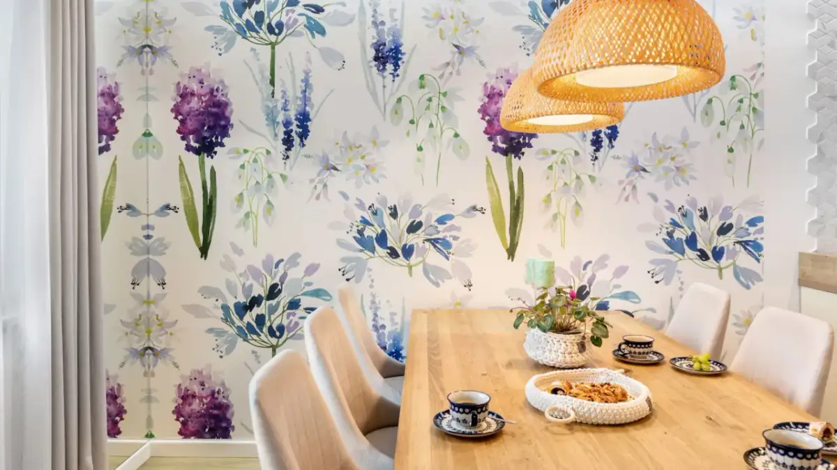 Co powiesić nad stołem w salonie? Odkryj najlepsze dekoracje