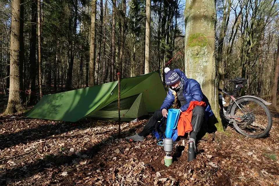 Najlepszy namiot na wyprawę rowerową – jak wybrać lekki i wytrzymały model?