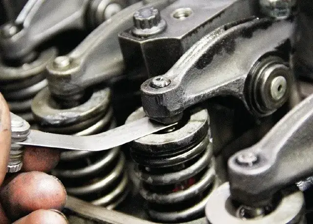 Objawy źle wyregulowanych zaworów - 7 sygnałów które niszczą silnik