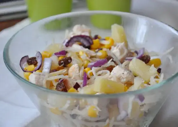 Prosty przepis na sałatkę z kurczakiem – zdrowa przekąska w kilka minut