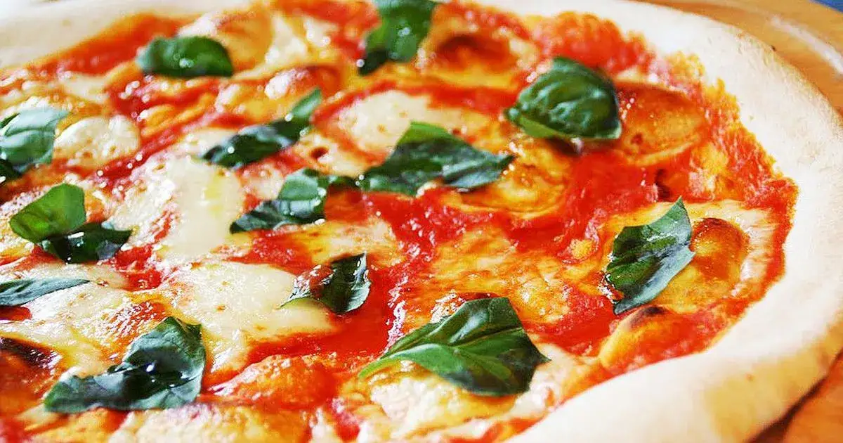 Kto wynalazł pizzę? Niezwykła historia i wpływ na kulturę włoską
