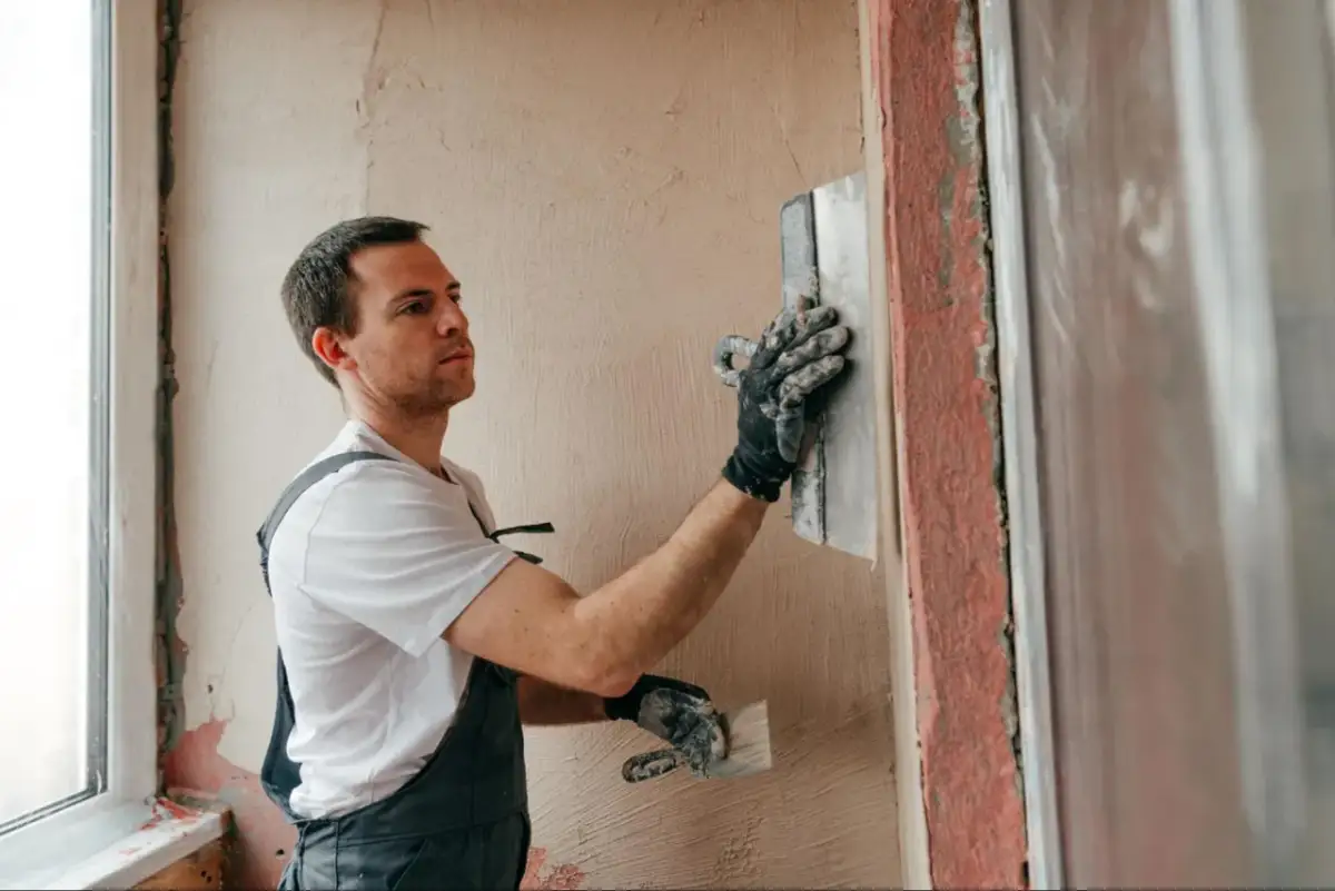 Gładź szpachlowa czy gips - który produkt lepiej sprawdzi się w remontach?