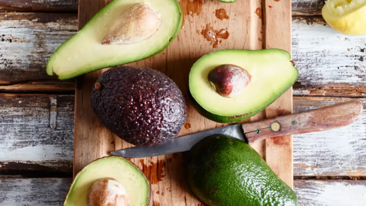 Wie bewahre ich eine angeschnittene Avocado auf, um sie frisch zu halten?