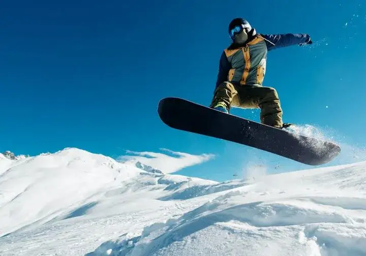 Jak wybrać idealną deskę snowboardową do freestyle? Sprawdź modele!