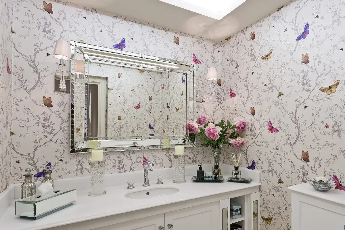 Czy tapeta winylowa nadaje się do łazienki? Oto zalety i ograniczenia.