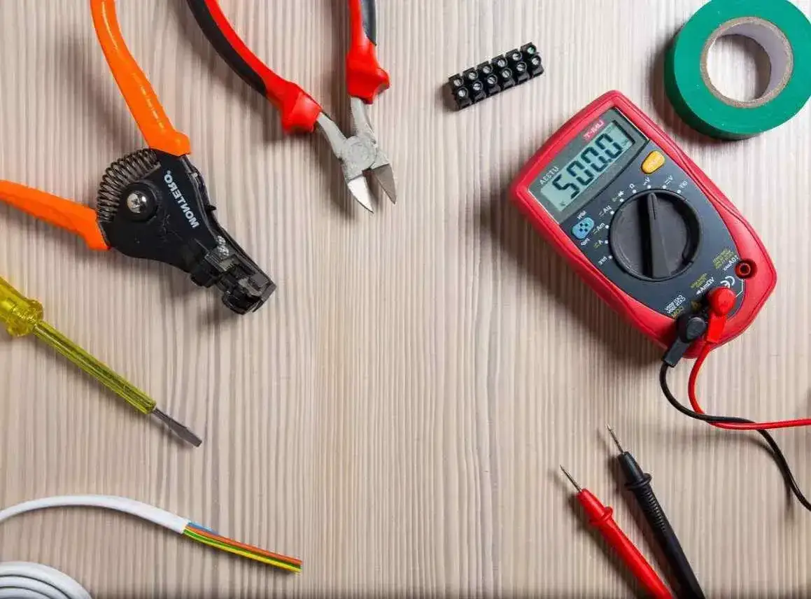 Ile zarabia pomocnik elektryka w Niemczech? Zaskakujące fakty o wynagrodzeniu