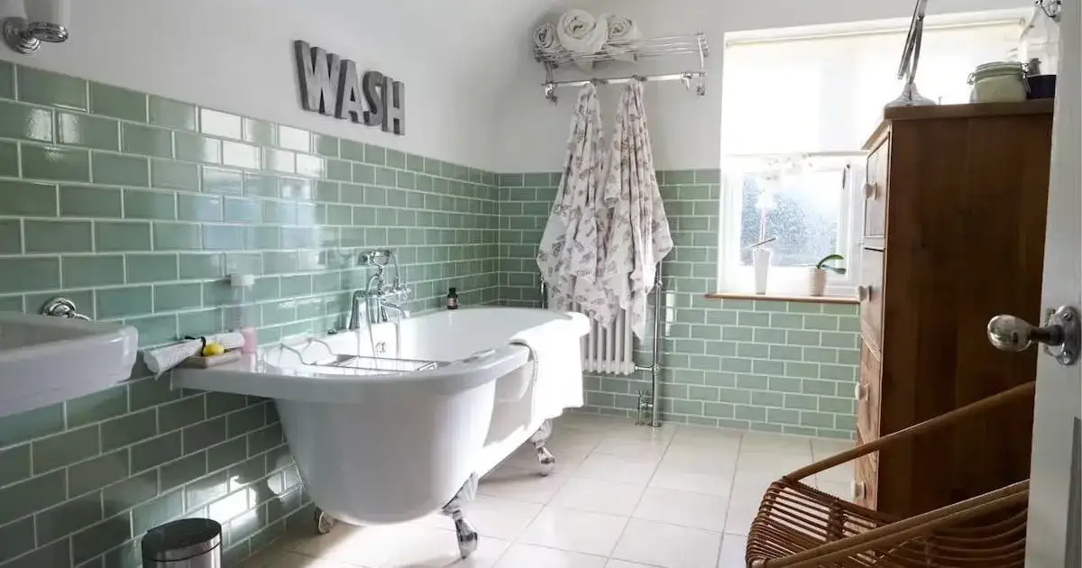 Jak wykończyć płytki do połowy łazienki, aby uniknąć problemów z wilgocią