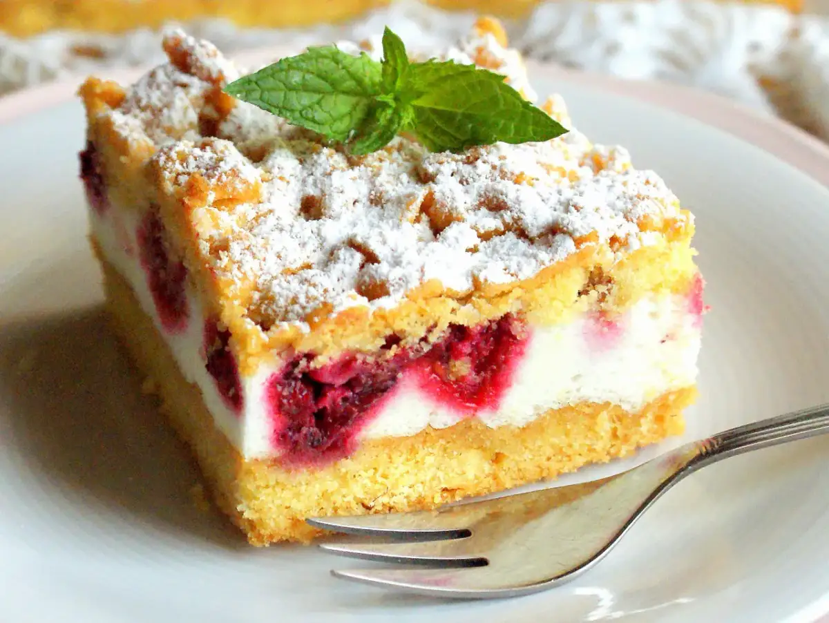 Kruche ciasto z owocami i pianką – pyszne przepisy na smakowity wypiek