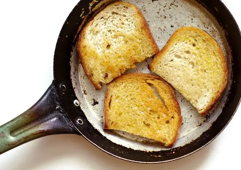 Jak podsmażyć chleb na patelni, aby był chrupiący i smaczny