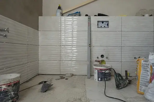 Jak układać płytki na ścianie w łazience: skuteczne porady dla początkujących