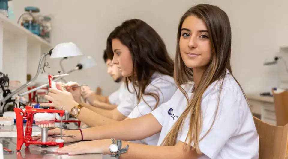 Dónde estudiar grado superior prótesis dental: opciones y requisitos esenciales