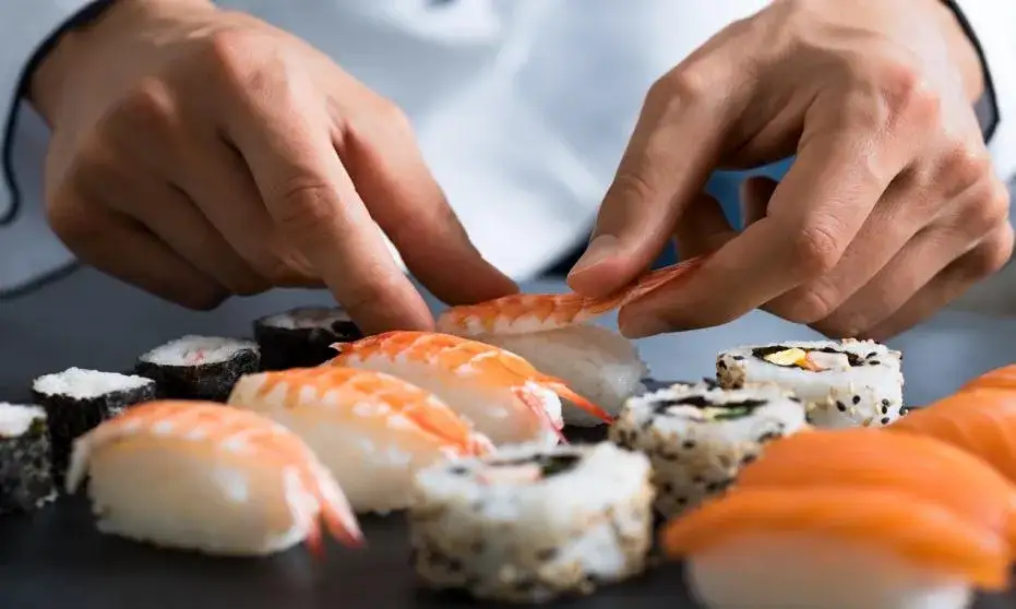 Z czego robi się sushi? Odkryj składniki, które zaskoczą Cię