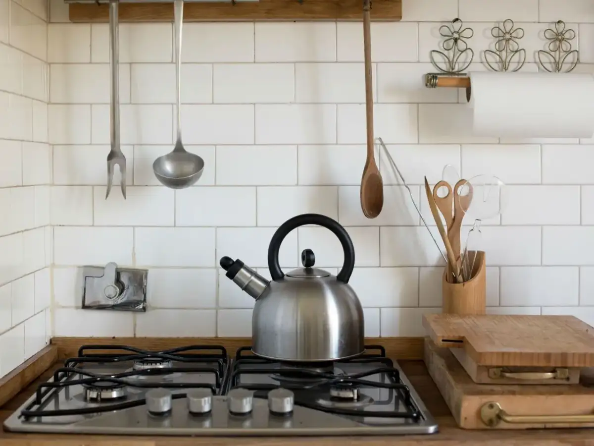 Jak łatwo przykryć stare kafelki w kuchni bez kosztownego remontu