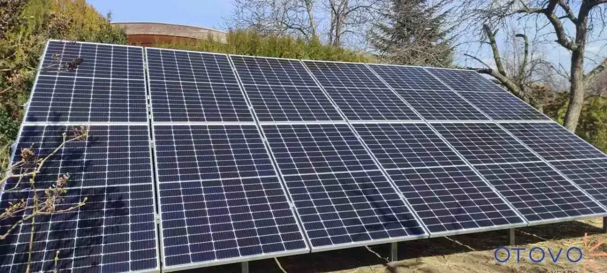 Fotowoltaika na dachu czy na ziemi: co wybrać, aby zaoszczędzić?