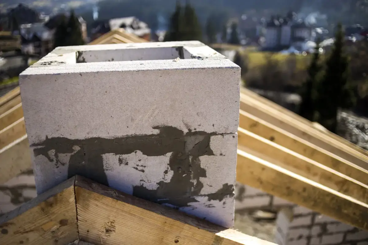 Jaką zaprawę do murowania komina z cegły wybrać, aby uniknąć błędów?