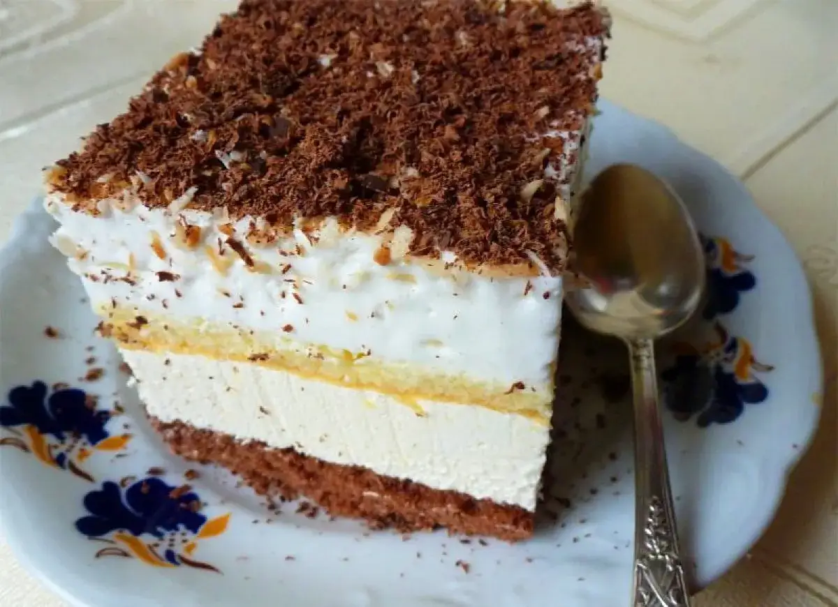 Pyszne ciasta z ajerkoniakiem – najlepsze przepisy na wyjątkowe wypieki