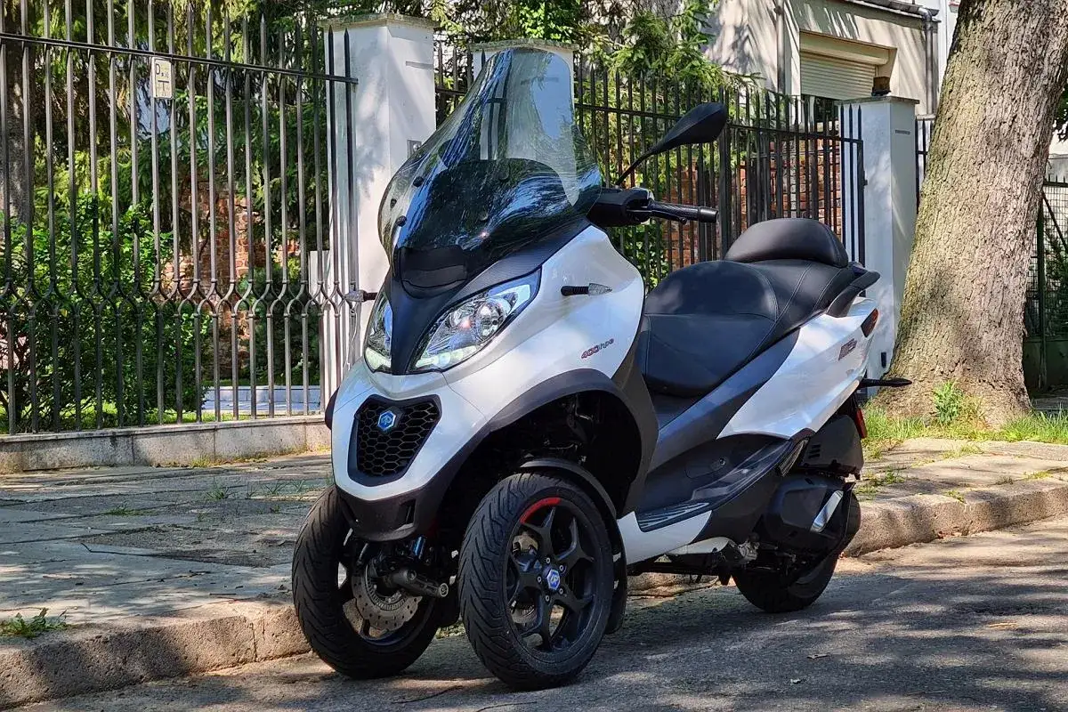 Opinie o Piaggio MP3: Czy warto kupić ten trójkołowy skuter i jakie są wady?