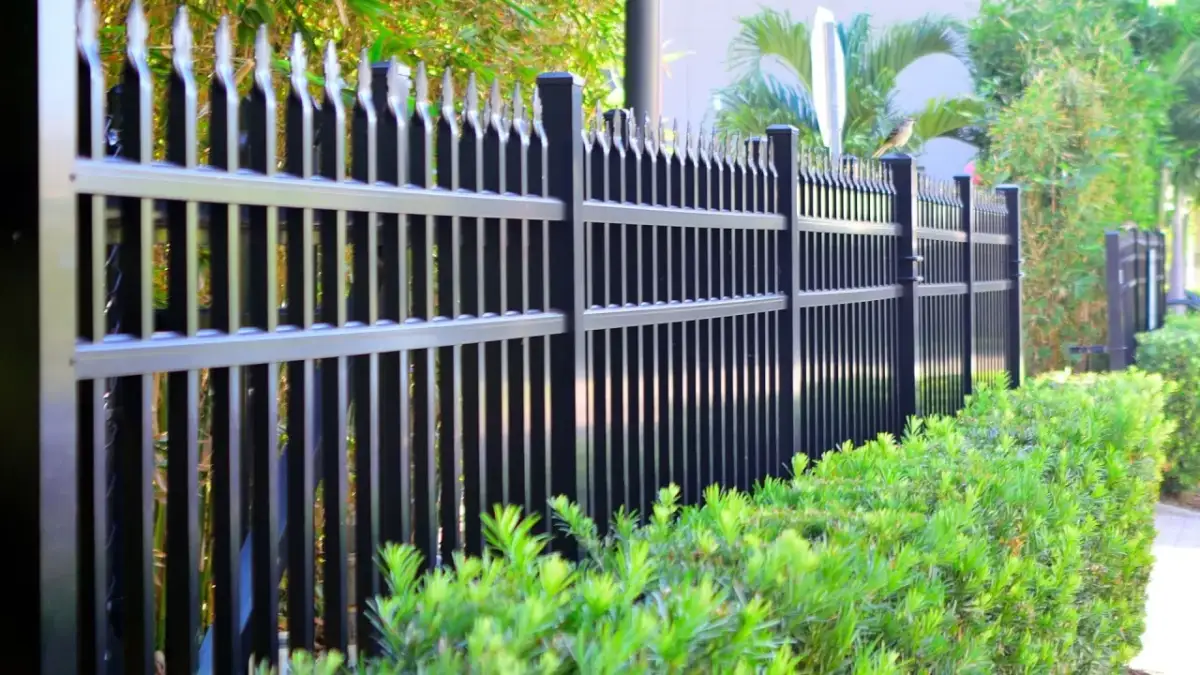 Jaka odległość ogrodzenia od drogi gminnej? Uniknij kosztownych błędów