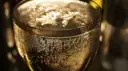 Bąbelki unoszą się w kieliszku, tworząc efektowny widok. Idealne na specjalne okazje, gdy serwujemy Prosecco a Szampan w koktajlach.
