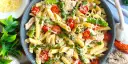 Penne z kurczakiem, szparagami i pomidorkami koktajlowymi, posypane parmezanem. Pyszne danie, które zachwyci każdego smakosza.