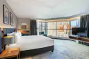 Przytulny pokój hotelowy z widokiem na zabytkową architekturę. Czy osoba niepełnoletnia może wynająć pokój w hotelu? Zależy od regulaminu.