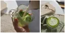 Dwa ujęcia matcha latte: nalewanie mleka do zielonego napoju i gotowy napój z pianką.