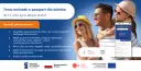 Rodzina z dzieckiem na tle nieba, z widocznym ekranem telefonu z portalem gov.pl.