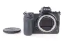 Czarna lustrzanka cyfrowa Nikon Z6 z obiektywem bez obiektywu i zakręconą osłoną obiektywu.